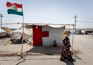  Le drapeau du Kurdistan Irakien flotte au dessus du camp de réfugiés de Domiz qui accueille près de 50.000 kurdes syriens ayant fui les combats au nord ouest de la Syrie.