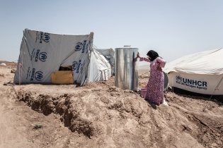  «Les réfugiés ne vivent pas dans des conditions décentes». Une évaluation menée en avril par MSF a montré des inégalités claires dans les distributions d’eau. Plusieurs zones du camp ne recevaient que quatre litres d’eau par personne et par jour, alors que le minimum recommandé lors d’une urgence humanitaire est de 15 à 20 litres. Dans certains cas, les gens n’ont tout simplement pas accès à l’eau, ni à l’assainissement. (MSF)