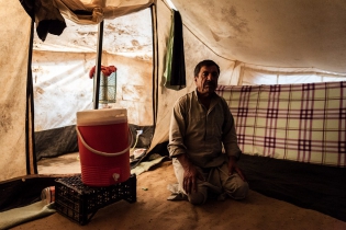  Mr. Abdel, 52 ans, vie avec sa famille depuis 5 mois dans le camp de réfugiés syriens de Domiz, au nord de l'Irak, dans la région autonome du Kurdistan.. Ils vivent à 9 sous la même tente. Il me dit avoir besoin d'une nouvelle tente car la sienne ne tiendra pas l'hiver. Sa famille manque d'eau aussi et aimerait bénéficier d'une petite clim à l'instar d'autres familles, car la chaleur pendant l'été est insupportable (+ de 50°C) sous la tente et dangereuse pour les enfants (risque de déshydratation). 