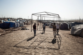  Refugees carrying a ‟house‟ structure. What should be a temporary camp  became a city in itself.  A couple of small businesses were created allowing families that wished to invest to own less precarious habitats.